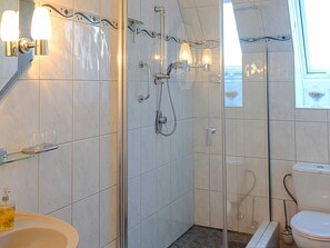 Chuveiro, toalhas de banho