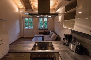 KĂŒhlschrank, Ofen, GeschirrspĂŒler, Wasserkocher mit Kaffee-/Teezubehör