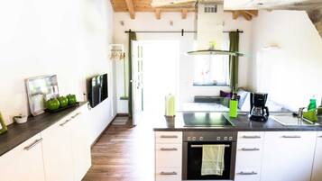 Kühlschrank, Ofen, Geschirrspüler, Wasserkocher mit Kaffee-/Teezubehör