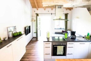 Réfrigérateur, four, lave-vaisselle, cafetière/bouilloire