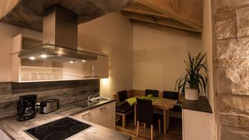 KĂŒhlschrank, Ofen, GeschirrspĂŒler, Wasserkocher mit Kaffee-/Teezubehör