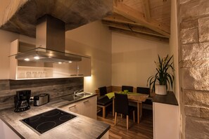 KĂŒhlschrank, Ofen, GeschirrspĂŒler, Wasserkocher mit Kaffee-/Teezubehör