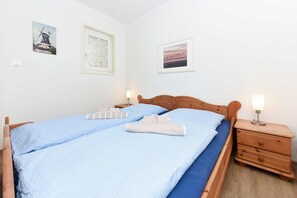 2 bedrooms, travel cot, WiFi