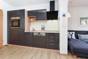 Een koelkast, een kinderstoel