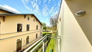 Property grounds - Villa Aquamarina Whg. 20, BALCONY, CHAIR - Villa Aquamarina, 1st FLOOR, partly. (Heringsdorf)