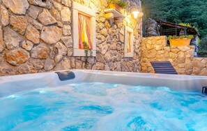 Outdoor spa tub