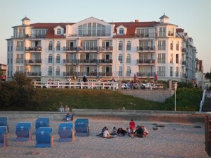 Ein großes, mehrstöckiges Hotel mit Balkonen und direkter Strandlage.