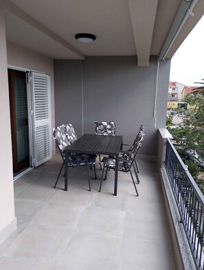 Outdoor dining - Holiday apartment with terrace and air conditioning (Zadar)
