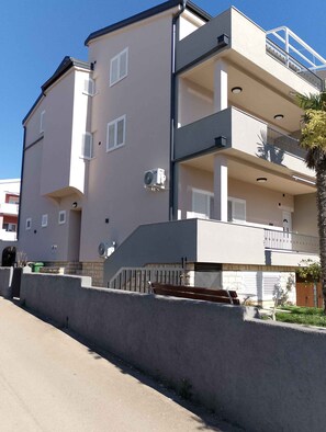 Exterior - Holiday apartment with terrace and air conditioning (Zadar)
