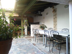 Outdoor dining - Holiday apartment with terrace and air conditioning (Zadar)