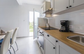 Fridge, stovetop, coffee/tea maker