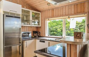 Refrigerador, parrilla de estufa, lavavajillas y cafetera y tetera