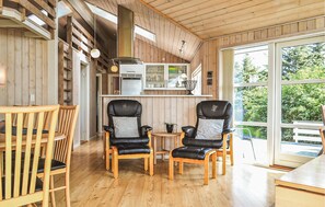 Een televisie en een open haard