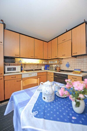 Kühlschrank, Mikrowelle, Ofen, Geschirrspüler