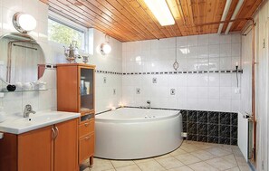 Combined shower/bathtub