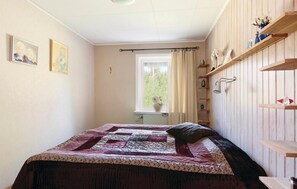 4 bedrooms, travel cot