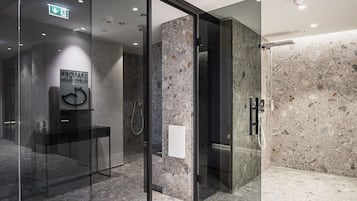 Dusche, Haartrockner, Bademäntel