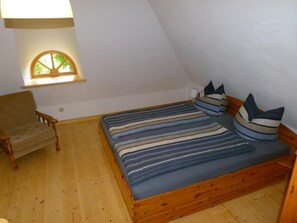 2 bedrooms, travel cot, WiFi, bed sheets