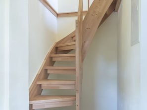 Eine schlichte Holztreppe, die zu einer oberen Etage führt.