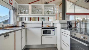 Køleskab, kogeplade, opvaskemaskine, kaffe-/temaskine