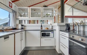 Fridge, stovetop, dishwasher, coffee/tea maker - Lovely home in Bindslev with sauna (Bindslev)