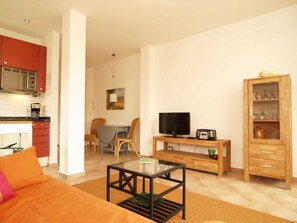 A compact living space with a kitchenette, a dining area, a TV, and a cabinet. - PB-19 - Villa Park View Apt. PB-19 (Kühlungsborn)