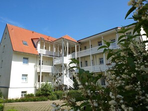 A multi-story building with a red-tiled roof, white balconies, and a central staircase. - PB-19 - Villa Park View Apt. PB-19 (Kühlungsborn)