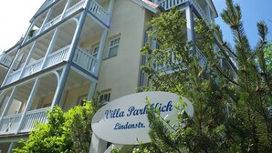 En bygning med flere etager, balkoner og et skilt, der siger "Villa Parkflick Lindestr."