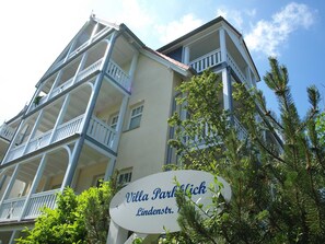 A multi-story building with balconies and a sign reading "Villa Parkflick Lindestr." - PB-19 - Villa Park View Apt. PB-19 (Kühlungsborn)
