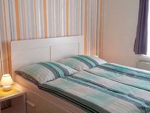 1 bedroom, travel crib, bed sheets
