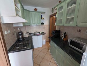 KĂŒhlschrank, Mikrowelle, Ofen, Herdplatte