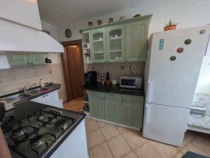 Kühlschrank, Mikrowelle, Ofen, Herdplatte