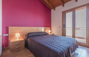 3 bedrooms, travel cot, free WiFi, bed sheets