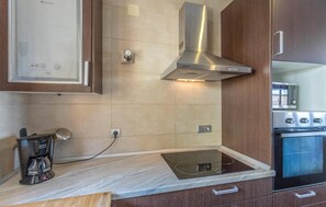 Frigorífico, microondas, placa de cocina y cafetera o tetera