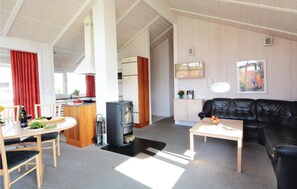 Fernseher, Kamin, DVD-Player