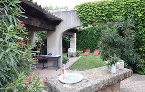 Terrace/patio - 2 bedroom beautiful home in Bellegarde (Bellegarde)