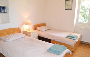 6 bedrooms, travel cot, Internet, bed sheets