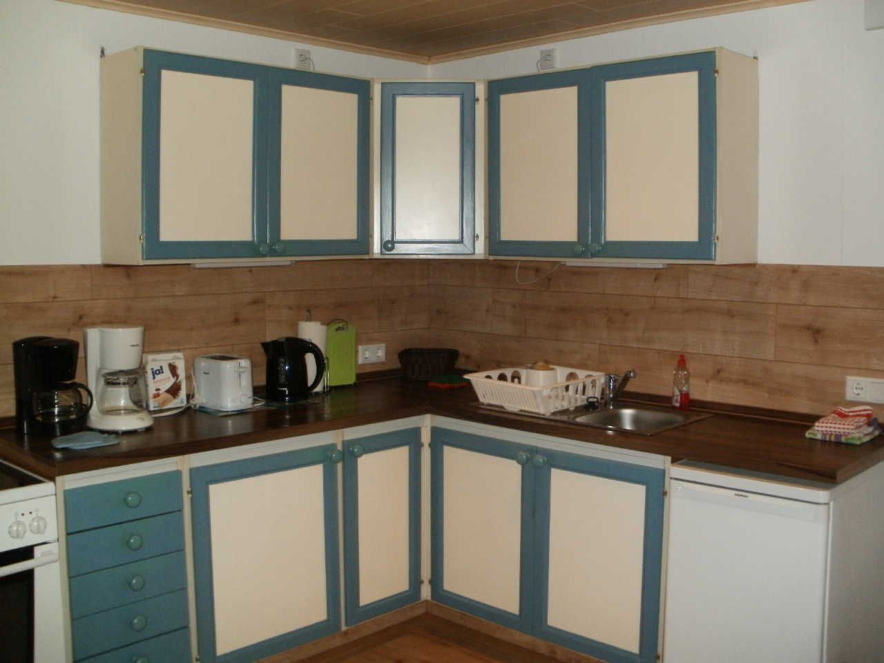 Fridge, microwave, oven, coffee/tea maker