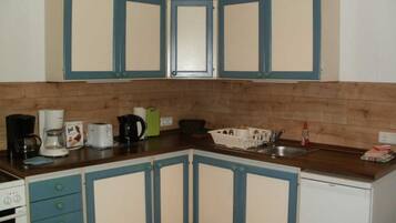 Kühlschrank, Mikrowelle, Ofen, Wasserkocher mit Kaffee-/Teezubehör