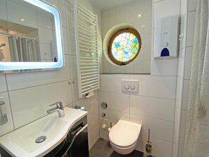 Douche, séchoir à cheveux, savon, papier de toilette