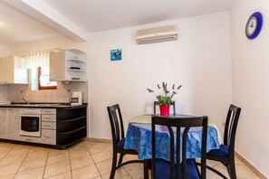 Fridge, oven, stovetop, coffee/tea maker