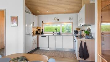 Køleskab, kogeplade, opvaskemaskine, kaffe-/temaskine