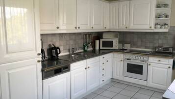 Kühlschrank, Mikrowelle, Ofen, Geschirrspüler