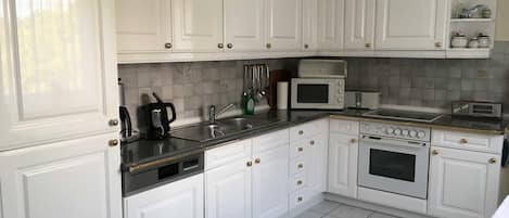 KĂŒhlschrank, Mikrowelle, Ofen, GeschirrspĂŒler