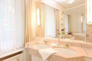 Unclassified image, 3 of 25, button