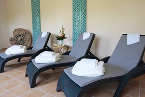 Unclassified image, 2 of 25, button