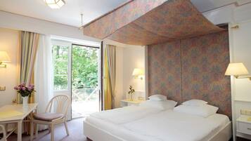 1 soverom, safe på rommet, skrivebord og reiseseng for barn