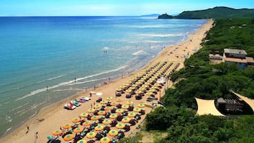 Una spiaggia nelle vicinanze