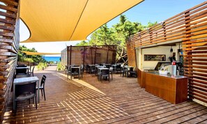 Outdoor dining - Bungalow in the Rocchette Holiday Resort (Castiglione della Pescaia)