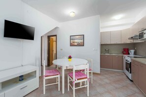 Fridge, microwave, oven, stovetop - Holiday apartment with outdoor pool (Poreč)